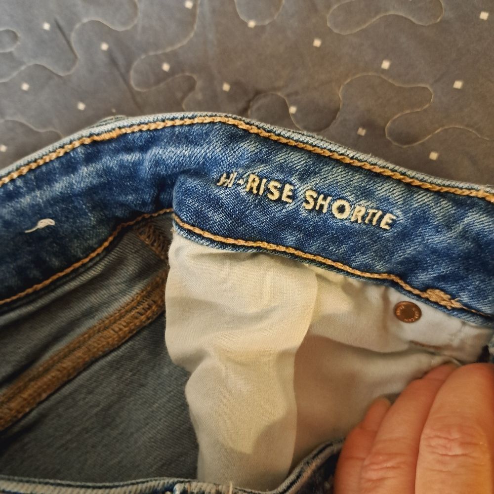 American Eagle Hi Rise shortie distressed jean shorts size 4 - Picture 3 of 5